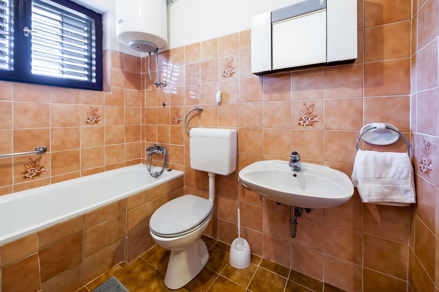 Apartment Helles Nur 800 Meter Zum Mit Meerblick, 2 Balkonen, Privatparkplatz